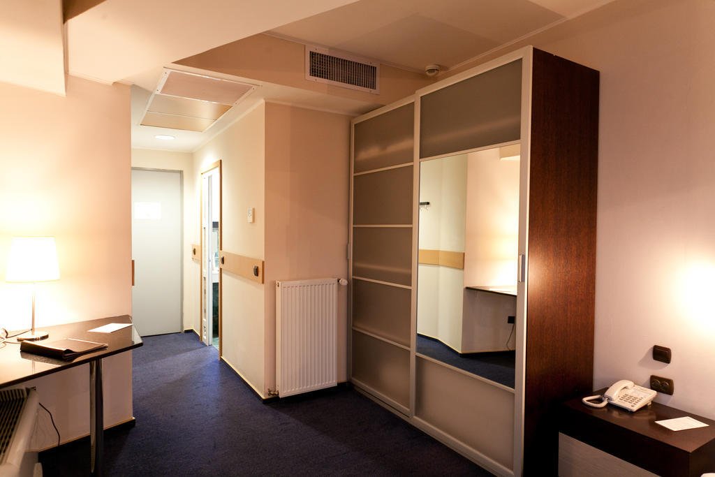 Hotel Dacia Rrt Bucarest Habitación foto